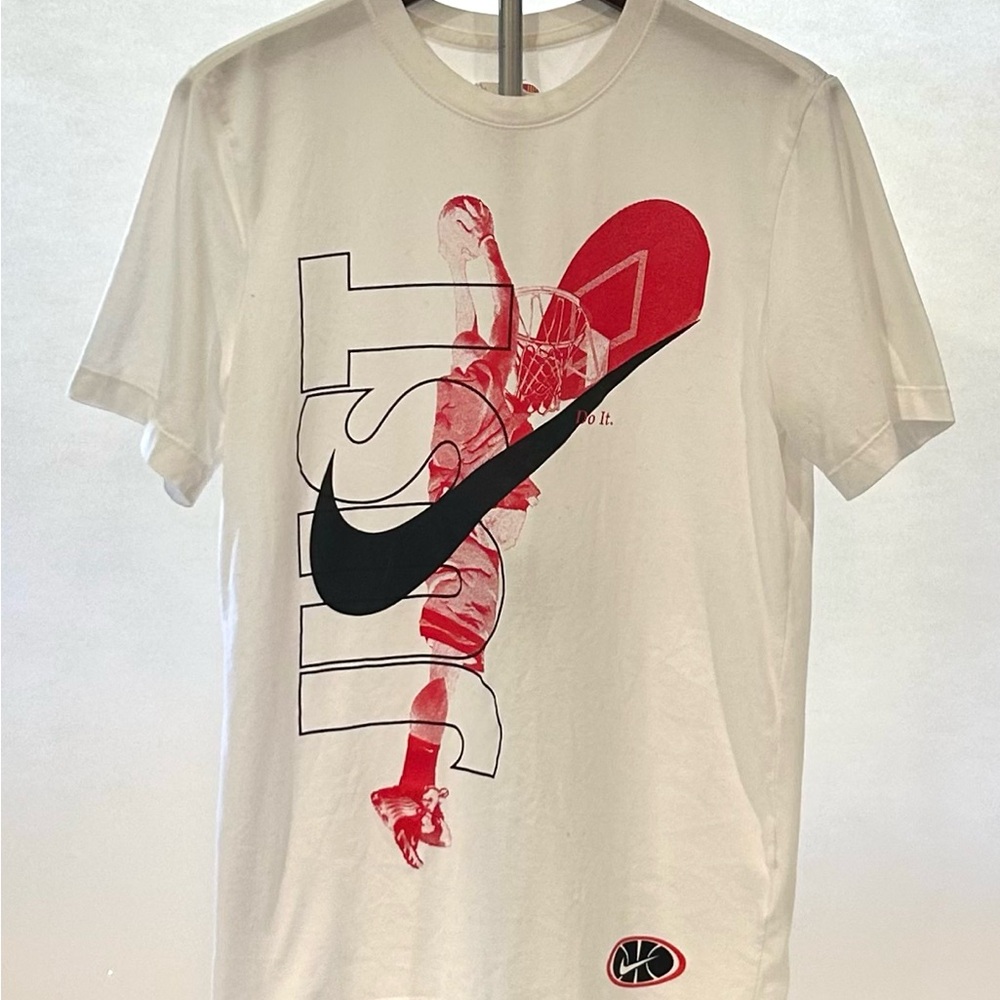 MLT004 Nike Men's White and Red Graphic T-Shirt Small